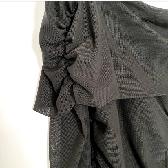 Elegant Black Off-Shoulder Dress - Picture 6 of 8